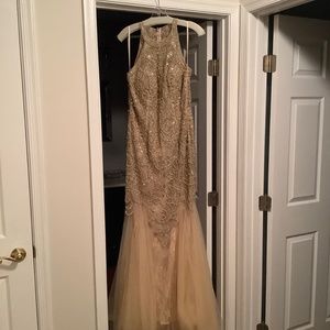 Jovanni Evening gown, Gold color; size 8